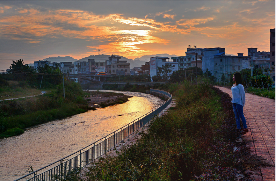 走進新農村：桂圩龍崗村夕陽之美--邱活春.png