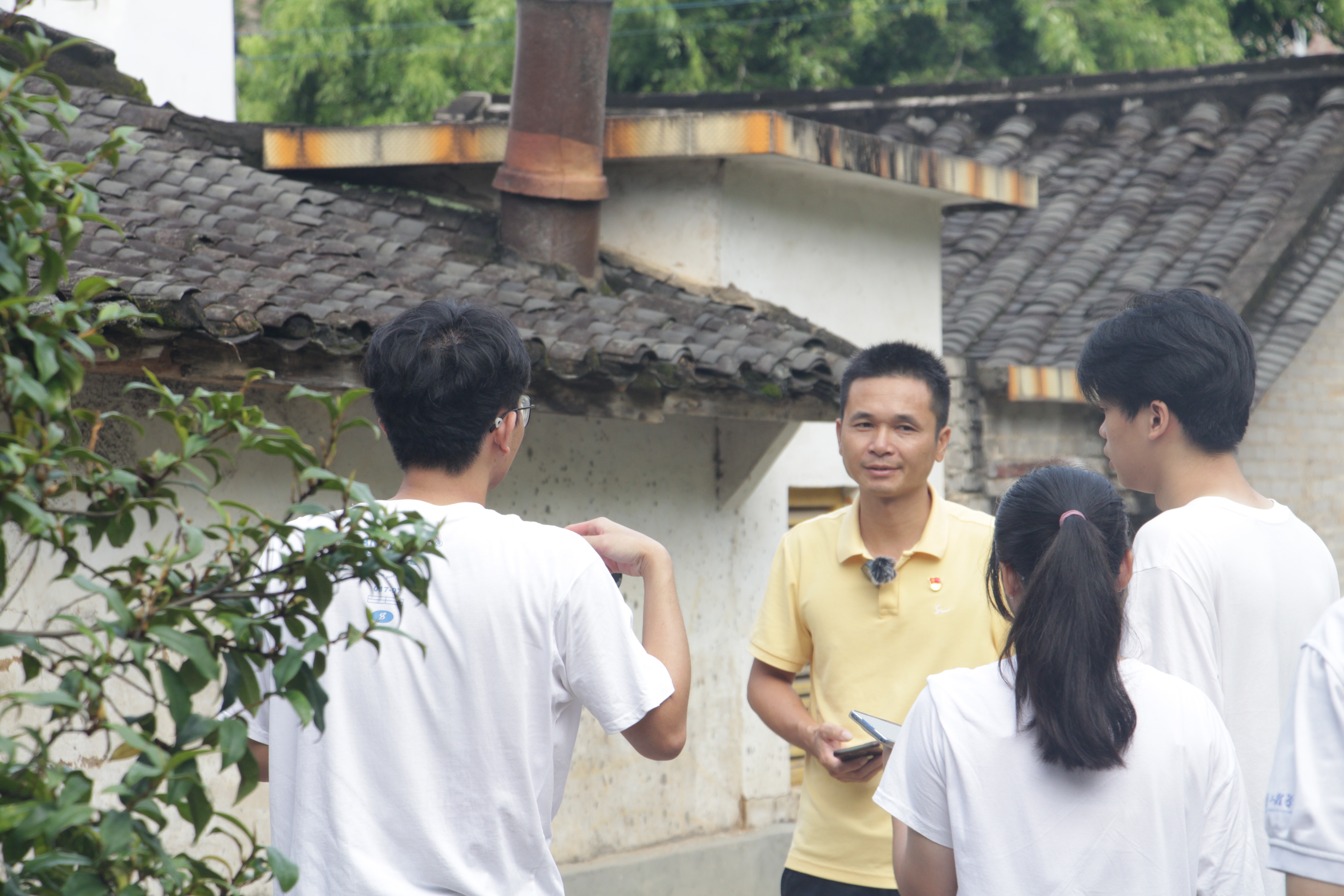 圖為小禾苗實踐隊與村長交流拍攝人物專訪的細節交流.JPG