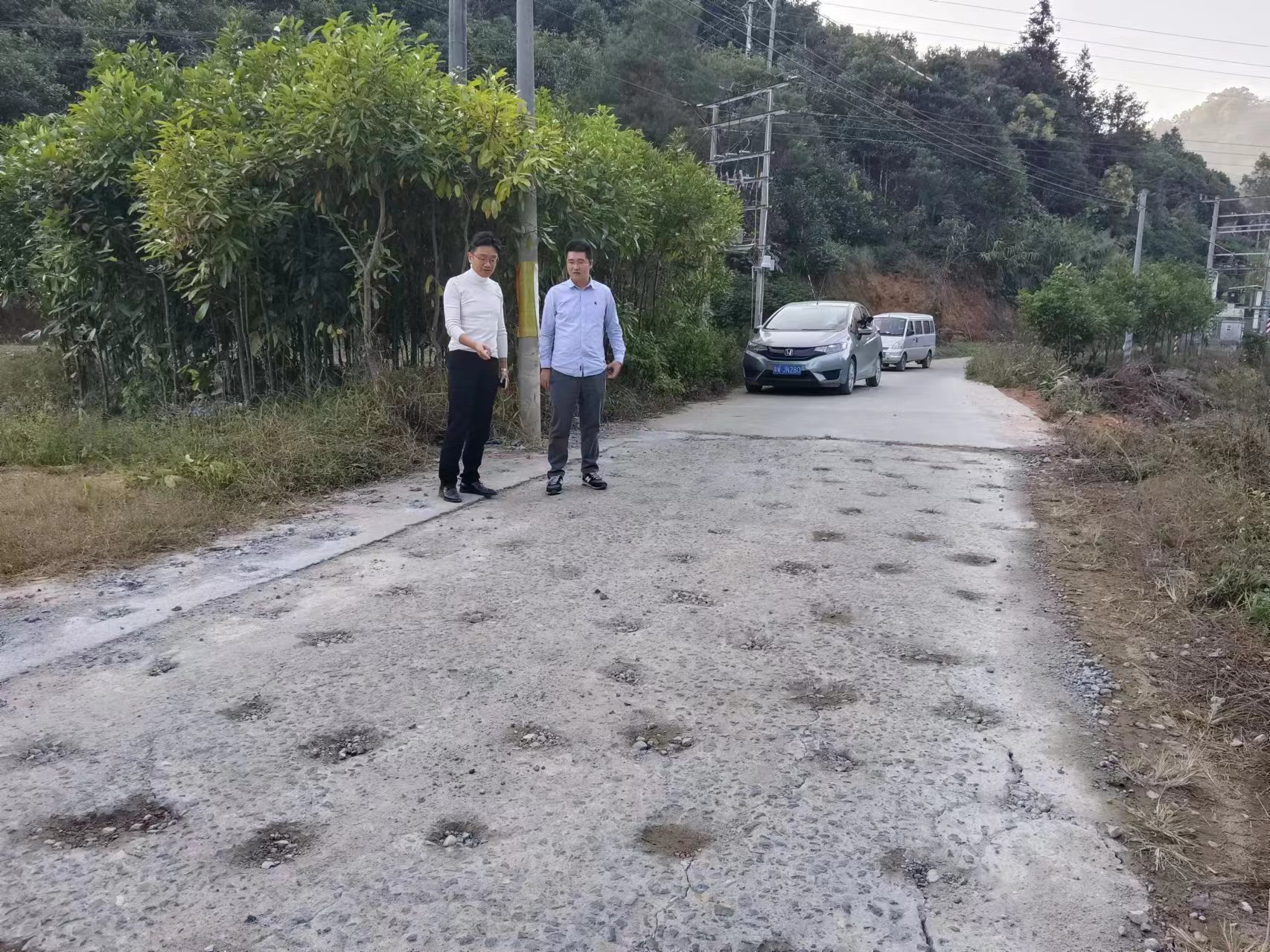 梅波（右一）和鎮領導到現場視察道路修復情況。  鐘梅 攝.jpg