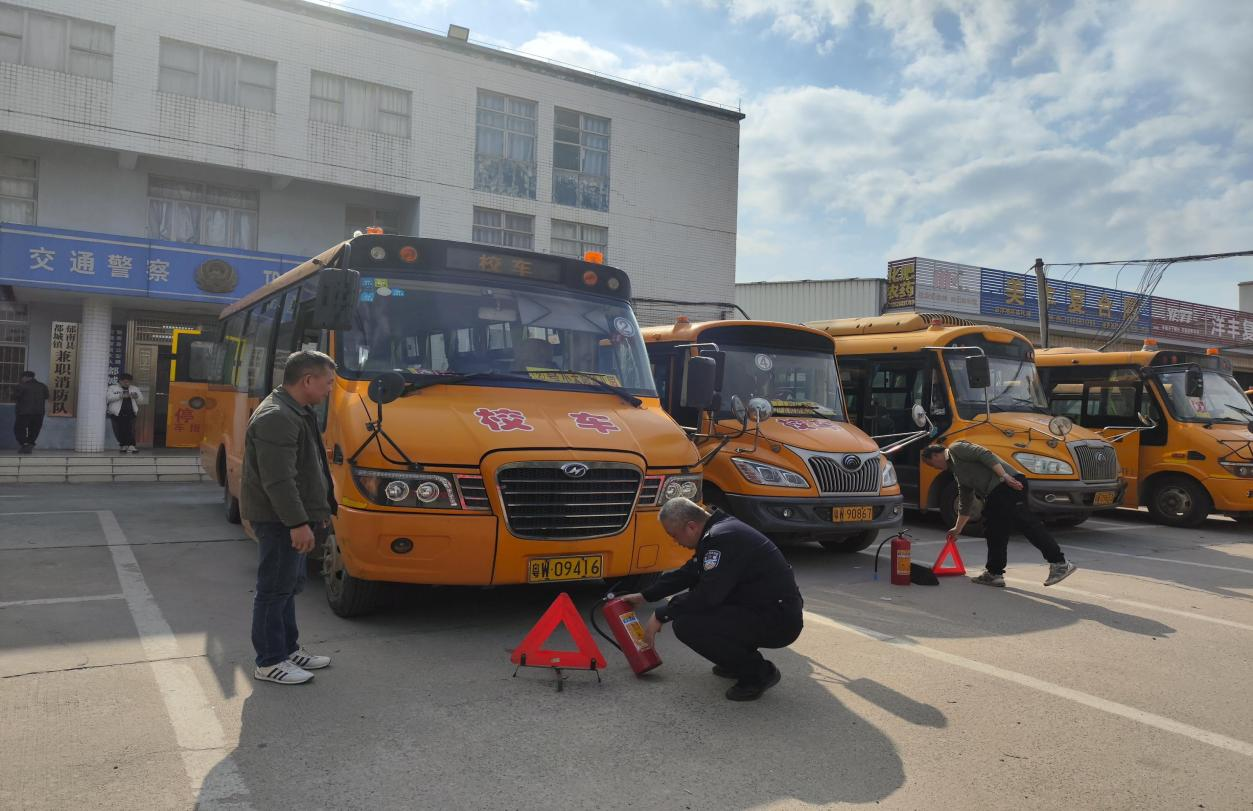 郁南縣多部門聯動開展校園交通安全專項整治1.png