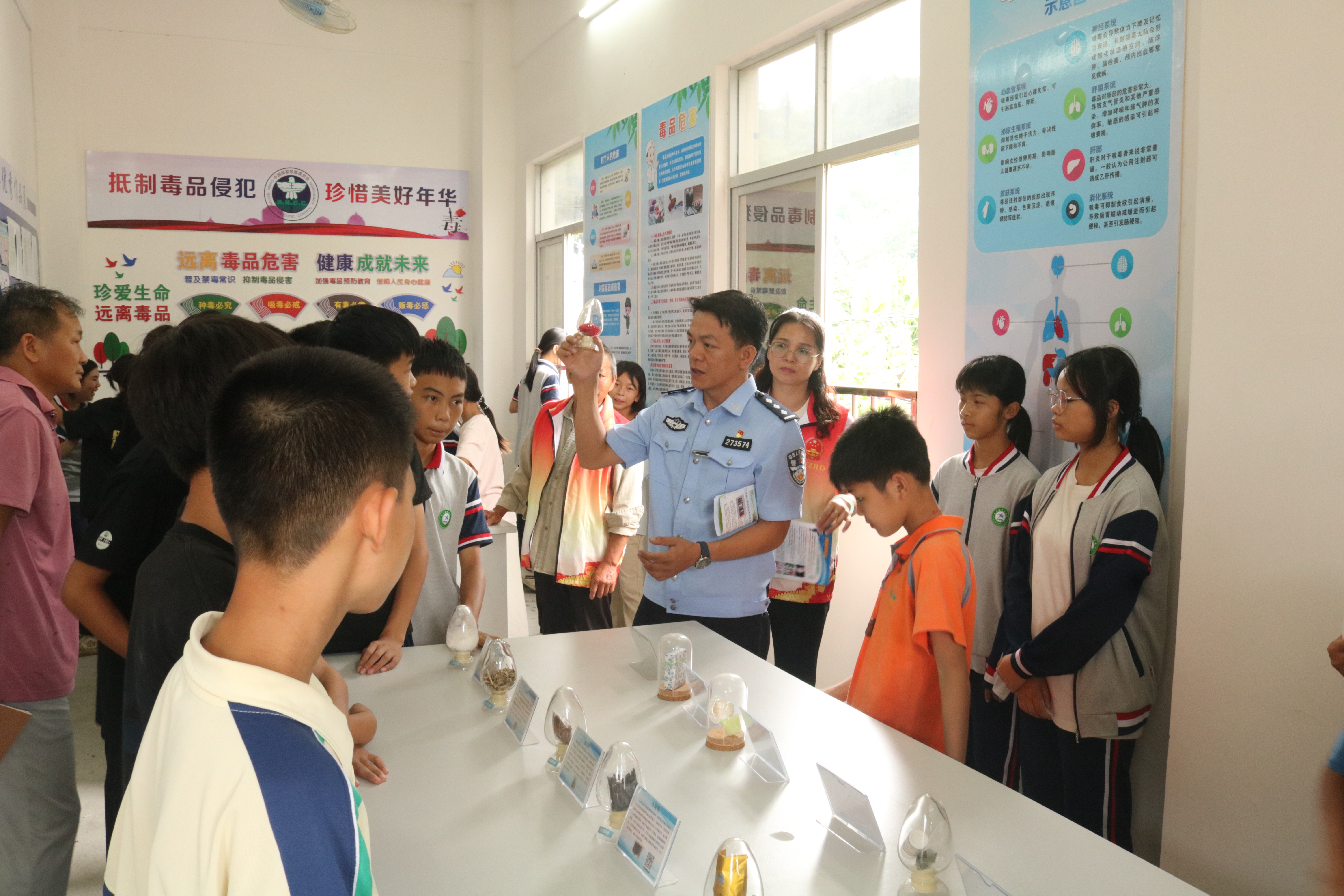 (建議此圖作封面)20250626 鎮派出所主要負責同志向學生講解毒品的危害.jpg