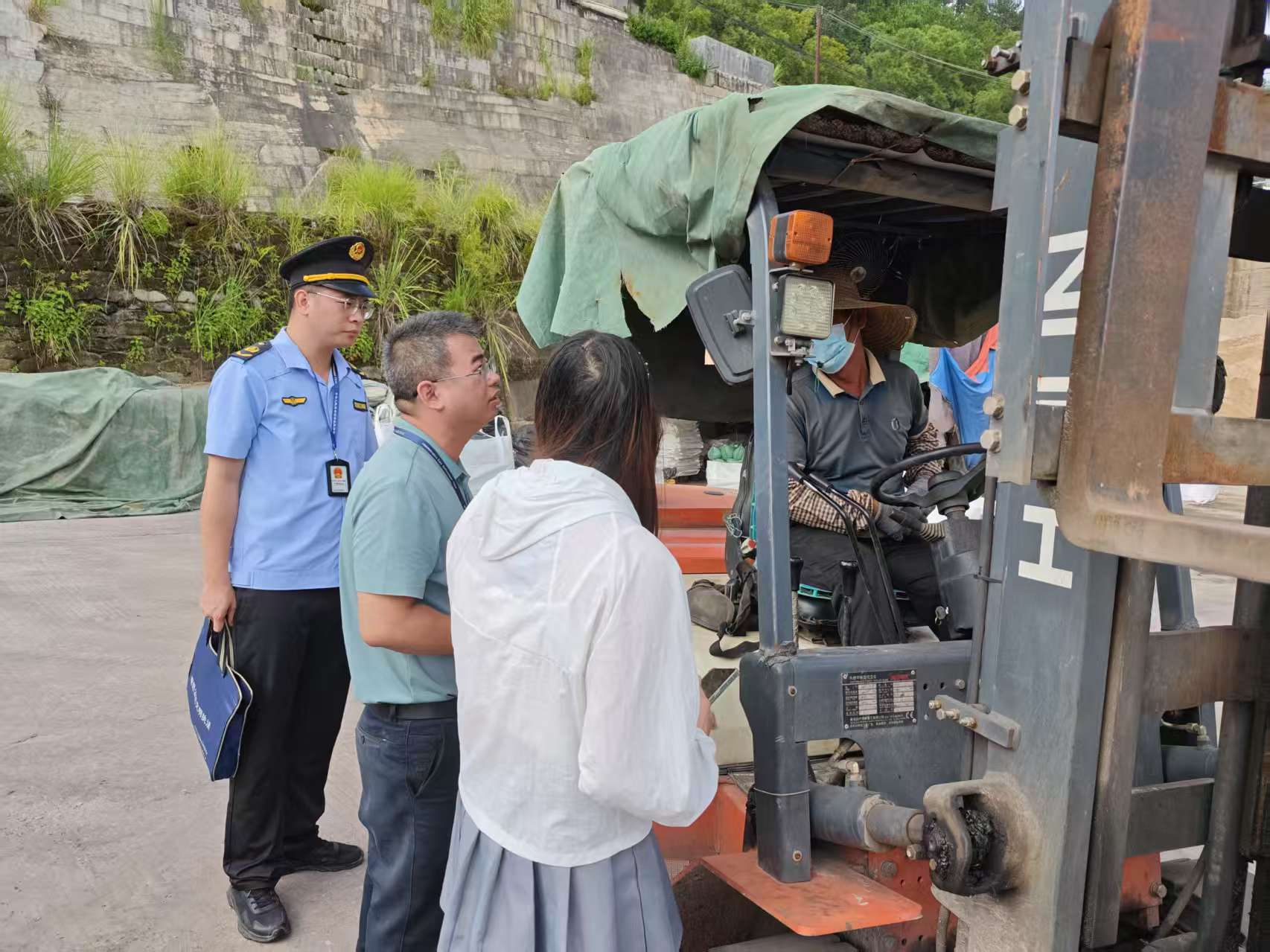 郁南縣市場監管局聯合縣交通運輸局開展港口碼頭“綜合查一次”執法行動照片1.jpg