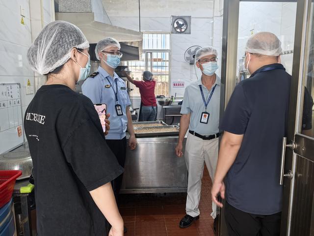 郁南縣市場監督管理局開展2025年養老機構食堂“綜合查一次”聯合執法檢查照片2.jpg